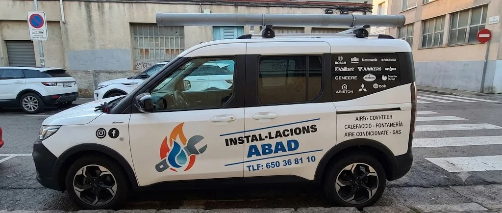 Furgoneta rotulada d'Instal·lacions Abad aparcada a Sabadell